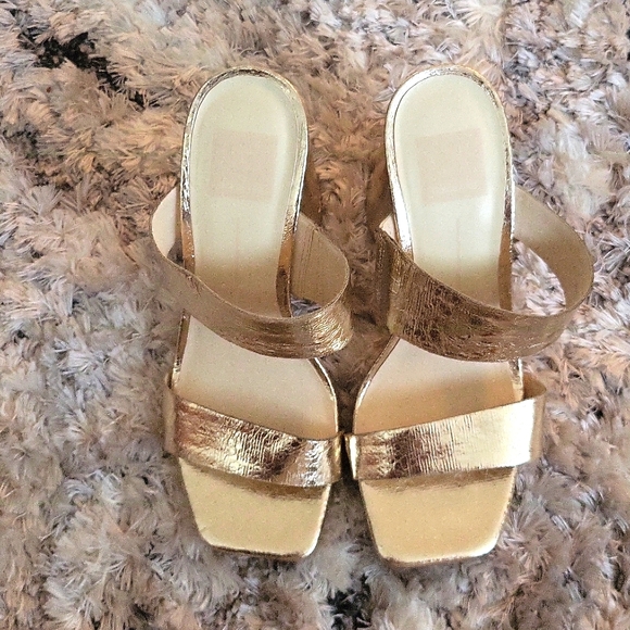Pretty gold shoes - Picture 2 of 4
